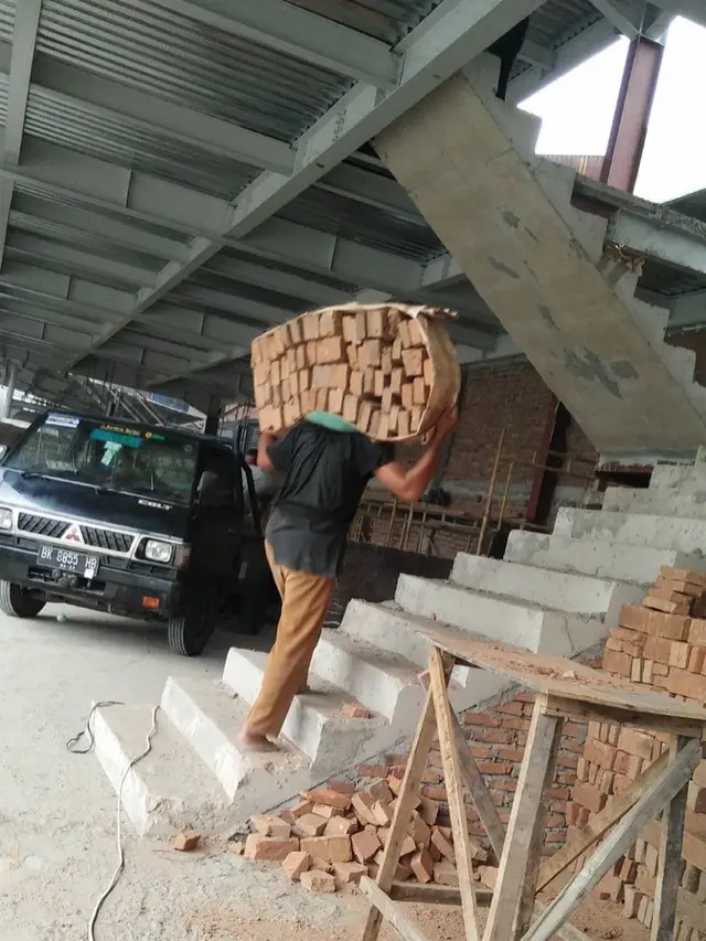 6 Aksi Bapak-Bapak Terlalu Semangat Bekerja saat Puasa Ini Kocak