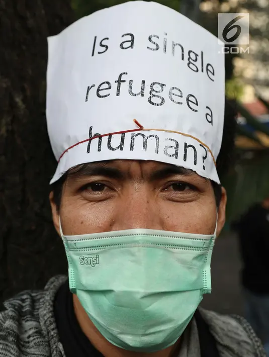Pengungsi dari negara-negara berkonflik melakukan unjuk rasa di depan Kantor UNHCR, Jalan Kebon Sirih, Jakarta, Selasa (30/7/2019). Pengungsi yang rata-rata belum berkeluarga telah tinggal di Indonesia selama 7-10 tahun tanpa kejelasan dari pihak UNHCR. (Liputan6.com/Helmi Fithriansyah)