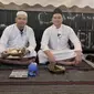 Chef Arnold dan Tretan Muslim berburu sahur (Sumber: Twitter/TretanMuslim)
