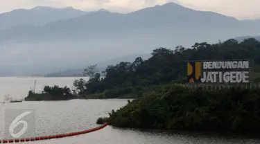 Suasana Waduk Jatigede yang digunakan untuk proyek pembangkit listrik tenaga air (PLTA) di Sumedang, Jawa Barat, Kamis (6/4/2017). Diperkirakan PLTA ini sudah dapat beroperasi pada 2019. (Liputan6.com/Immanuel Antonius)