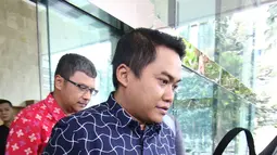 Ekspresi Andy Purnomo usai diperiksa KPK, Jakarta, Rabu (25/1). Meskipun dinyatakan memberi banyak informasi penting, KPK masih enggan menyebut peran Andi dalam kasus yang menjerat ibunya tersebut. (Liputan6.com/Helmi Afandi)