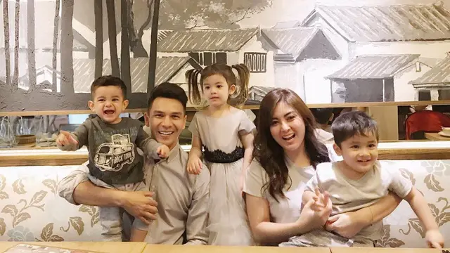[Bintang] 8 Foto Kekompakan Jonathan Frizzy dengan Buah Hati