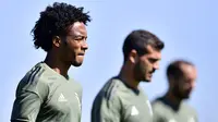 Pemain Juventus, Juan Cuadrado mengikuti sesi latihan bersama rekan-rekannya jelang melawan Barcelona di Vinovo, Turin, (11/9/2017. Juventus akan melawan Barcelona pada grup A Liga Champions. (AFP/Marco Bertorello)