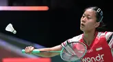 Tunggal putri Indonesia Putri Kusuma Wardani melakukan pukulan pengembalian kok ke arah Wang Zhi Yi (China) dalam pertandingan perempat final turnamen bulu tangkis Japan Open 2025 di Tokyo, 18 Juli 2025. (Richard A. Brooks/AFP)