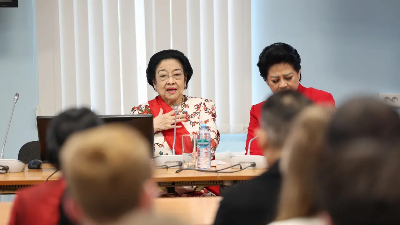 Presiden Kelima RI Megawati Soekarnoputri saat memberikan kuliah umum di Universitas Saint Petersburg, Rusia.