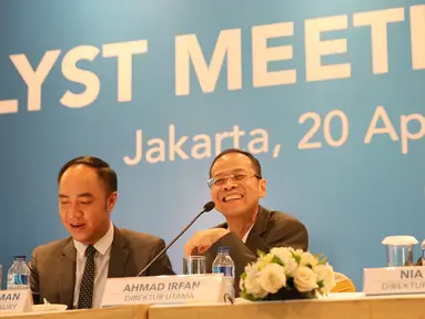 Dirut Bank BJB Ahmad Irfan (tengah), dan Direktur Keuangan Nia Kania, Pemimpin Divisi Treasury, M Asadi Budiman saat analyst meeting triwulan I di Jakarta, Jumat (20/4). BJB berhasil mencatat total aset Rp110,8 trilliun di awal tahun 2018. (Liputan6.com)