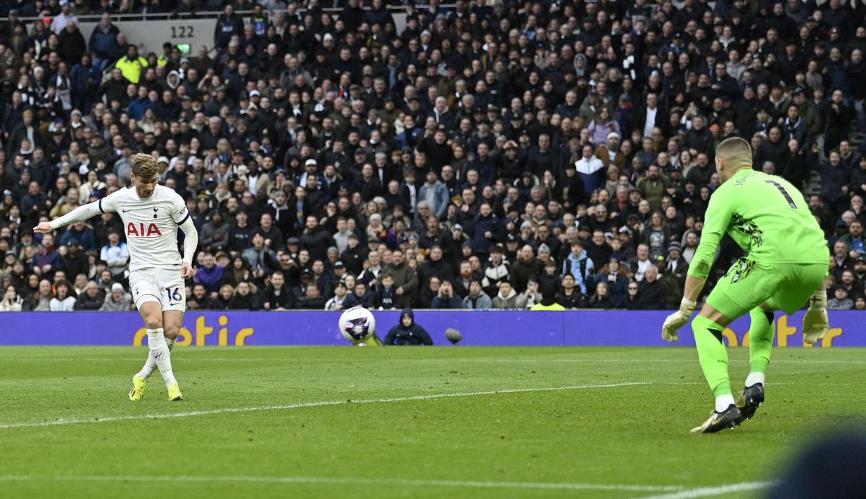 Pemain Tottenham, Timo Werner (kiri) mencetak gol penyeimbang 1-1 ke gawang Crystal Palace pada laga lanjutan Liga Inggris 2023/2024 di Tottenham Hotspur Stadium, London, Inggris, Sabtu (02/03/2024) malam WIB. (AFP/Justin Tallis)