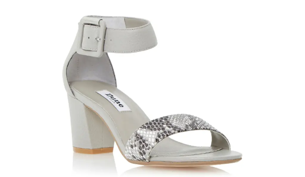 Pakai sepatu block heels. (VIa: www.dunelondon.com)