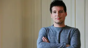 Pelapor asal Portugal dan pendiri "Football Leaks" Rui Pinto berpose di Paris pada 1 Februari 2024. Pelapor asal Portugal Rui Pinto, orang di balik "Football Leaks", membuka hard drive-nya kepada penyelidik Prancis dan Eropa pada tanggal 31 dan 31 Januari 2024, membocorkan peluit tentang pertandingan sepak bola Eropa lainnya yang berpotensi menimbulkan gejolak. (Thomas SAMSON/AFP)