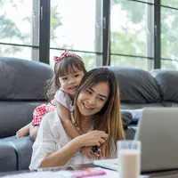 Ilustrasi bekerja di rumah./Copyright shutterstock.com/g/supawadee++kunthonsurapol