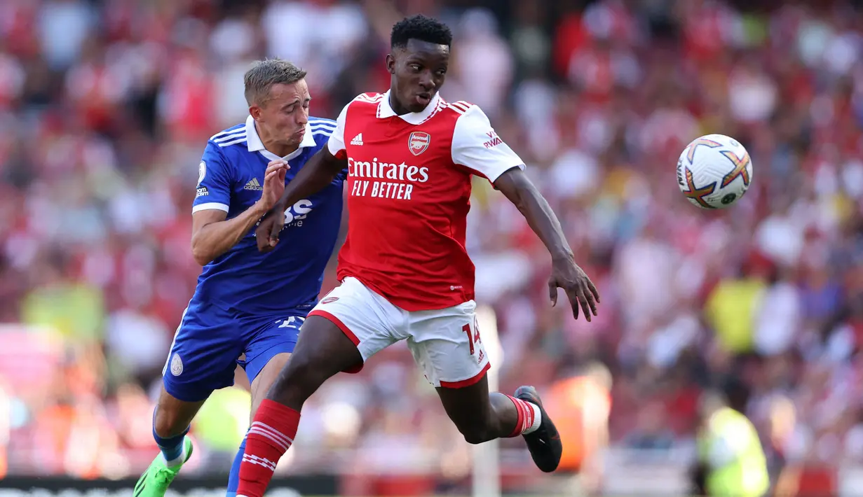 Eddie Nketiah memang sering tak menjadi pilihan di starting XI Arsenal sejak awal pertandingan. Namun, ia tak boleh dipandang sebelah mata. Nketiah sering berperan penting saat The Gunners dalam situasi sulit. Sejauh ini, pemain berkebangsaan Inggris tersebut telah bermain sebanyak sepuluh kali di liga. (AFP/Adrian Dennis)