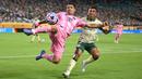 Pemain Inter Miami, Luis Suarez (kiri) berebut bola dengan pemain Palmeiras, Marcos Rocha dalam laga Grup A Piala Dunia Antarklub 2025 di Hard Rock stadium, Miami, Amerika Serikat, Selasa (24/06/2025) WIB. (AFP/Patricia De Melo Moreira)