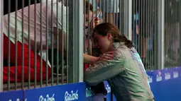 Atlet Anggar asal Prancis, Cecilia Berder menangis setelah kalah pada Olimpiade Rio 2016 di Carioca Arena 3, Rio de Janeiro, Brasil, (13/8). (REUTERS/Issei Kato)