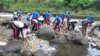 Paspampres membersihkan Sungai Ciliwung. (Liputan6.com/Achmad Sudarno)