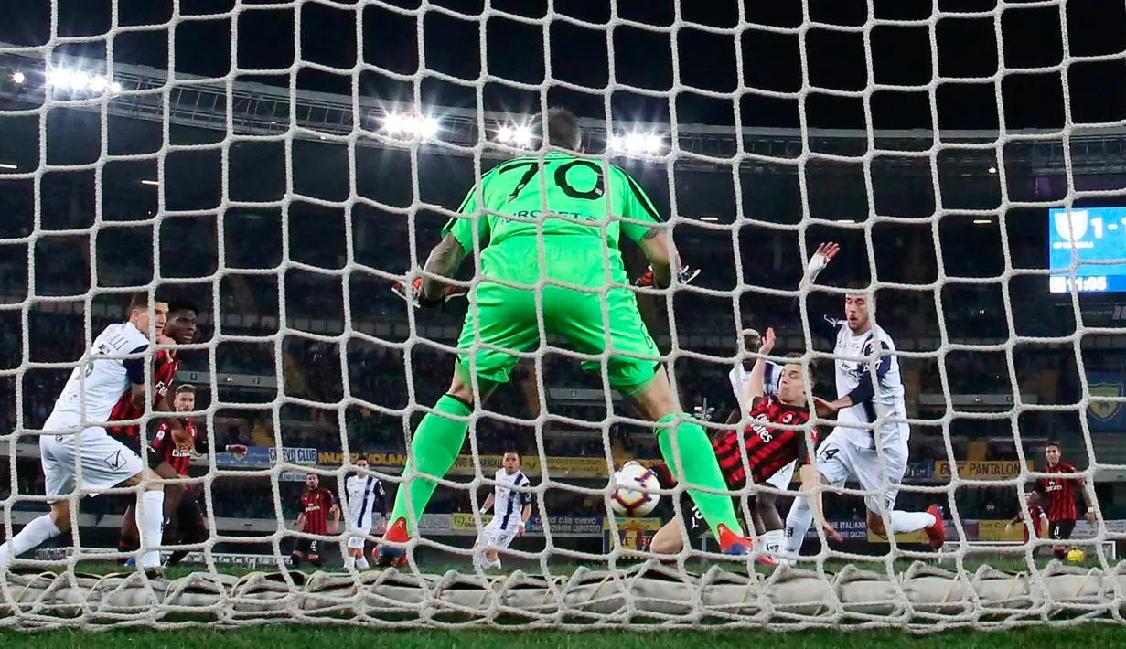 Striker AC Milan Krzysztof Piatek mencetak gol ke gawang Chievo pada pekan ke-27 Liga Italia di Stadion Marcantonio Bentegodi, Verona, Sabtu (9/3). Piatek mencetak gol penentu untuk kemenangan AC Milan. (Filippo Venezia/ANSA via AP)