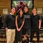 Mereka pun merayakan ulang tahun Safeea dengan makan bersama di sebuah hotel di Jakarta. Ketiganya kompak mengenakan baju serba hitam. [@alghazali7]
