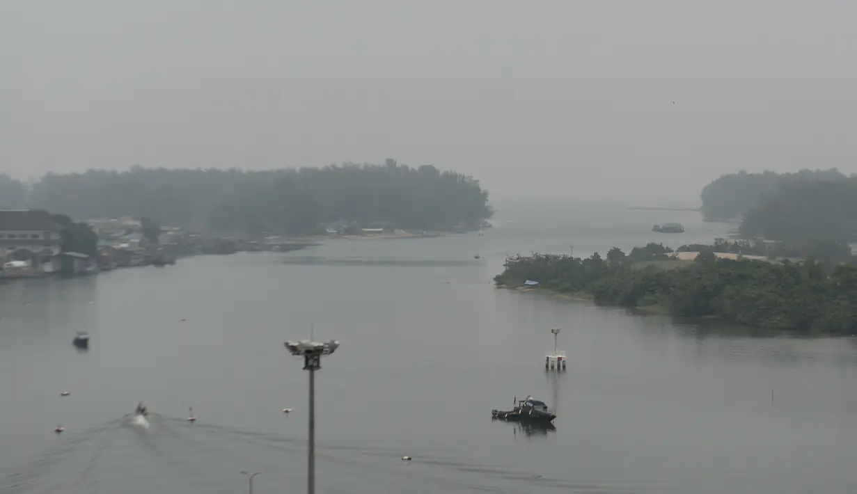 Kabut asap yang menyelimuti provinsi Narathiwat di Thailand selatan (20/9/2019). Wilayah Songkhla, Satun, Yala dan Pattani supaya merupakan wilayah yang terdampak kabut asap. (AFP Photo/Madaree Tohlala)