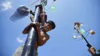 Seorang peserta saat mengikuti lomba panjat pinang kolosal yang diadakan untuk merayakan HUT ke-80 Kemerdekaan Indonesia, di Pantai Ancol, Jakarta, Minggu 17 Agustus 2025. (AP Photo/Tatan Syuflana)