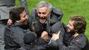 Pelatih Manchester United, Jose Mourinho, melakukan selebrasi usai menjuarai Piala Europa dengan mengalahkan Ajax Amsterdam pada final Liga Europa di Friends Arena, Stockholm, Rabu (24/05/2017). Manchester United menang 2-0. (EPA/Vassil Donev)