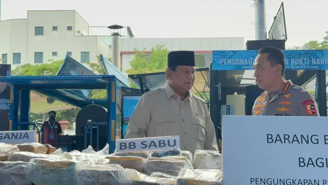 Presiden Prabowo Subianto melihat langsung barang bukti narkoba 2,1 ton di Mabes Polri, Rabu (29/10/2025).