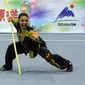 Atlet Wushu Indonesia, Juwita Niza WA saat beraksi di kelas Taulo Womens Nangun Kejuaraan Dunia Wushu ke-13 di Istora Senayan Jakarta, Selasa (17/11/2015). Juwita meraih emas dengan total poin 9.58. (Liputan6.com/Helmi Fithriansyah)