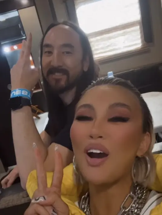 Berkesempatan satu panggung dengan Steve Aoki, Agnez pun mengunggah kebersamaan dengannnya. Nampak terlihat gaya rambut pendek Agnez yang rapi ditata kebelakang.@agnezmo