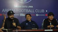 Media officer Arema FC, Sudarmaji (tengah). (Bola.com/Iwan Setiawan)