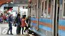Penumpang kereta menaiki kereta di stasiun Jakarta Kota, Senin (21/12). Sementara, untuk keberangkatan dari stasiun Tanjung Priok, KA 2319, berangkat pukul 12.30 WIB, KA 2323, pukul 13.55 WIB dan KA 2331, pukul 16.30 WIB. (Liputan6.com/Yoppy Renato)