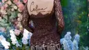 Menariknya, bagian belakang kebaya ini dibuat lebih sheer dan dihiasi namanya sendiri “Celine Evangelista”, yang membuat kebaya ini kian terasa spesial.