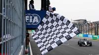 Pembalap Mercedes AMG Petronas, Kimi Antonelli, sukses merebut podium tertinggi dalam balapan Formula 1 GP Jepang 2026 di Sirkuit Suzuka, pada Minggu (29/3/2026). Tampak dalam foto, pembalap Mercedes AMG Petronas asal Italia, Kimi Antonelli, sesaat sebelum melewati garis finis Grand Prix Formula Satu Jepang di sirkuit Suzuka, Suzuka, prefektur Mie pada Minggu 29 Maret 2026. (FRANCK ROBICHON/POOL/AFP)