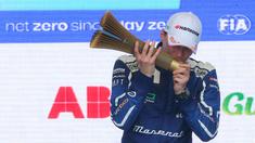 Pembalap&nbsp;Maserati MSG Racing,&nbsp;Maximilian Gunther mencium trofi setelah memenangkan balapan Jakarta E-Prix 2023 Round-11 yang berlangsung di Jakarta International E-Prix Circuit (JIEC), Ancol, Jakarta, Minggu (04/06/2023). (Bola.com/Bagaskara Lazuardi)