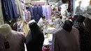 Pedagang melayani pembeli perlengkapan ibadah di Pasar Tanah Abang Blok A, Jakarta, Senin (4/4/2022). Penjualan busana muslim seperti mukena, kerudung, sajadah dan sarung mengalami peningkatan di bulan Ramadhan. (Liputan6.com/Faizal Fanani)