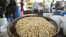 Pekerja memproses kacang kedelai menjadi tahu di Sukaraja, Bogor, Kamis (6/9). Naiknya harga kedelai impor akibat melemahnya nilai tukar rupiah terhadap dolar AS membuat pengrajin mengurangi ukuran dan takaran pembuatan tahu. (Merdeka.com/Arie Basuki)