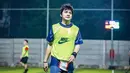 Arbani Yasiz begitu jatuh hati dengan olahraga sepak bola. Bahkan, dirinya cukup sering mengunggah momen saat bermain bola dengan teman-temannya. (Liputan6.com/IG/@arbaniyasiz)