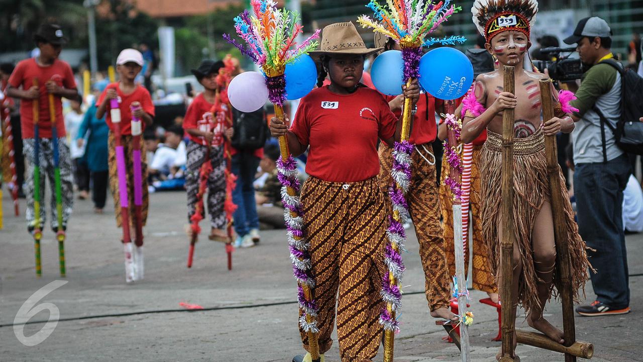 20161008-Ribuan Anak Ramaikan Pecahkan Rekor Egrang Dunia-Jakarta