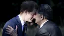 Pangeran Harry melakukan salam hongi pada seorang prajurit senior Maori saat kunjungan selama seminggu ke Selandia Baru (9/5/2015). Ini merupakan cara tradisional suku Maori mengucapkan salam ataupun bertegur sapa dengan orang. (REUTERS/Anthony Phelps)