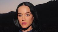 Katy Perry dalam pakaian luar angkasa. (dok. Instagram @katyperry/https://www.instagram.com/p/DIXo5uspt7U/?hl=en&img_index=1/Dinny Mutiah)