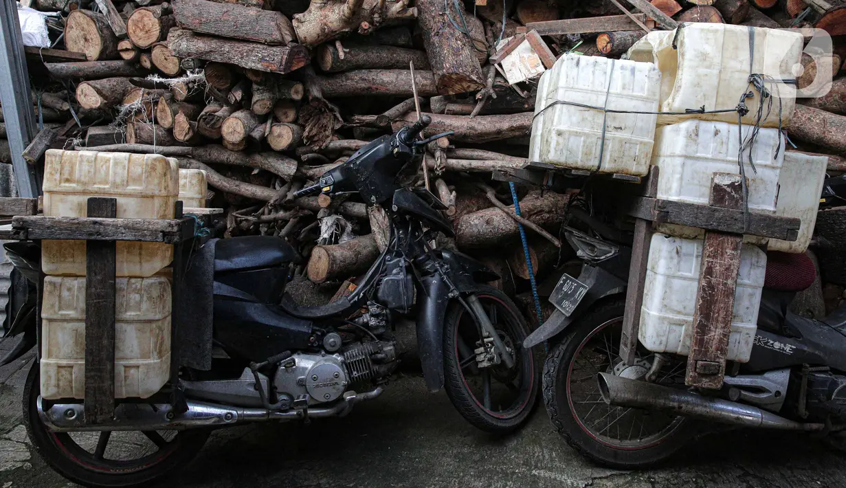 Sejumlah kendaraan terparkir di pabrik tahu di Jakarta, Senin (21/2/2022). Aksi sebagai respon terhadap harga kedelai yang terus merangkak naik hingga Rp12.000 per kilogram  di tingkat perajin. (Liputan6.com/Faizal Fanani)