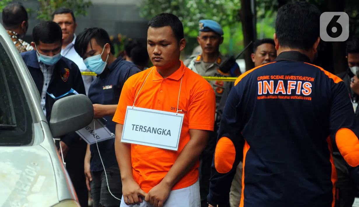 Anggota Densus 88 Bripda Haris Sitanggang alias Bripda HS menjalani rekonstruksi pembunuhan sopir taksi online Sony Rizal Taihitu (56) di lapangan Direktorat Reserse Kriminal Umum Polda Metro Jaya, Jakarta, Kamis (16/2/2023). Bripda HS menjalani 37 adegan sebagai rangkaian peristiwa pembunuhan Sony Rizal Taihitu di Jalan Nusantara Perumahan Bukit Cengkeh, Kelurahan Tugu Cimanggis, Depok, Jawa Barat. (merdeka.com/Imam Buhori)