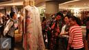 Pengunjung melihat batik Kudus rancangan desainer Denny Wirawan saat pagelaran fashion dan pembukaan pop-up store di Jakarta, Rabu (30/9/2015). Menyambut hari Batik Nasional retail Balijava meluncurkan koleksi Batik Kudus. (Liputan6.com/Angga Yuniar)