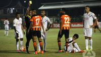 Wasit Hadiyana yang memimpin laga Perseru vs Semen Padang, Sabtu (11/6/2016) mendapat kritikan dari kubu tim urang awak. (Bola.com/Indonesiansc)