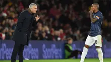 Pelatih Manchester United, Jose Mourinho, memberikan instruksi kepada Ashley Young saat melawan Southampton pada laga Premier League di Stadion St Mary, Southampton, Sabtu (1/12). Kedua klub bermain imbang 2-2. (AFP/Glyn Kirk)