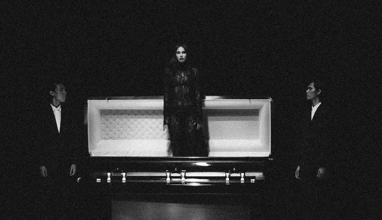 Valerie Thomas bikin heboh pertunjukkan busana Harry Halim yang bernuansa horor. Bagaimana tidak? Ia keluar dari peti yang terpajang di panggung fashion show [@valerieethomas]