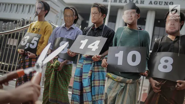 Aksi Teatrikal Depan Gedung Mahkamah Agung