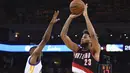 Portland Trail Blazers guard, Allen Crabbe (23) melakukan tembakan saat berhadapan dengan Golden State Warriors guard,  Ian Clark (21) pada laga NBA Playoffs di Oracle Arena, Rabu (4/5/2016) WIB.  (Mandatory Credit: Kyle Terada-USA TODAY Sports)