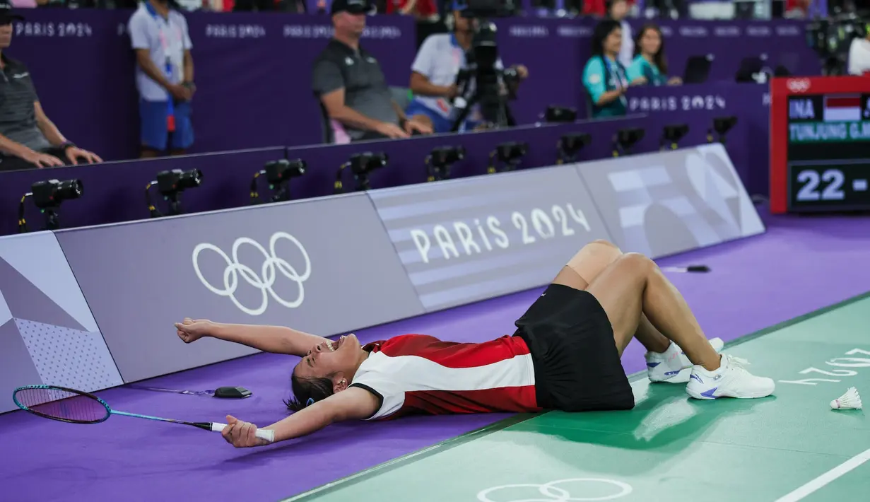 Gregoria Mariska Tunjung menjadi satu-satunya wakil Indonesia yang tersisa di cabor bulu tangkis Olimpiade Paris 2024 berkat kemenangan dramatis tiga set (21-4, 8-21 dan 23-21) atas tunggal putri Korea Selatan, Kim Ga-eun pada babak 16 besar di Porte de la Chapelle Arena, Paris, Kamis (1/8/2024) malam waktu Prancis atau Jumat (2/8/2024) dini hari WIB. Satu wakil Indonesia lainnya di ganda putra, Fajar Alfian/Muhammad Rian Ardianto tersingkir di babak perempatfinal usai kalah dari unggulan pertama asal China, Liang Wei Keng/Wang Chang. (Dok. NOC Indonesia/Naif Muhammad Al'as)