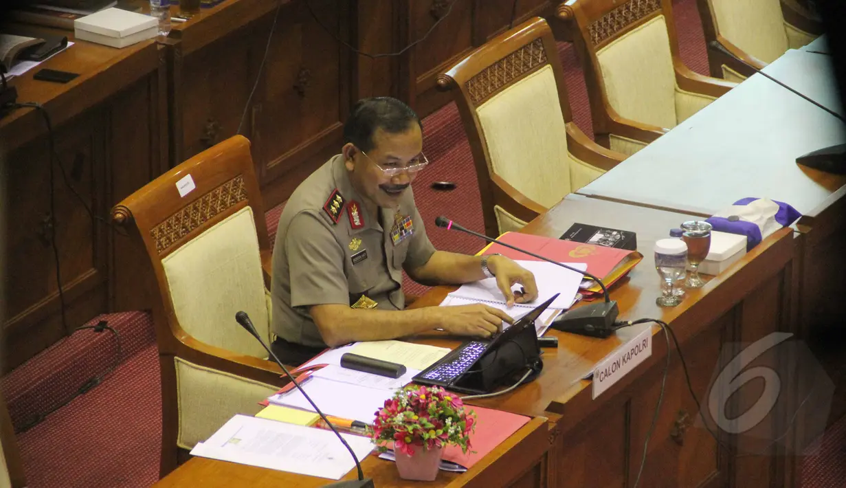 Komjen Pol Badrodin Haiti saat mengikuti Uji kelayakan dan kepatutan (fit and proper test) calon Kapolri di Komisi III DPR, Jakarta, Kamis (16/4/2015). (Liputan6.com/Helmi Afandi)