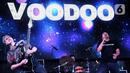 Beberapa kali penonton hanyut dalam alunan lagu hits andalan grup band Voodoo. (Liputan6.com/Angga Yuniar)