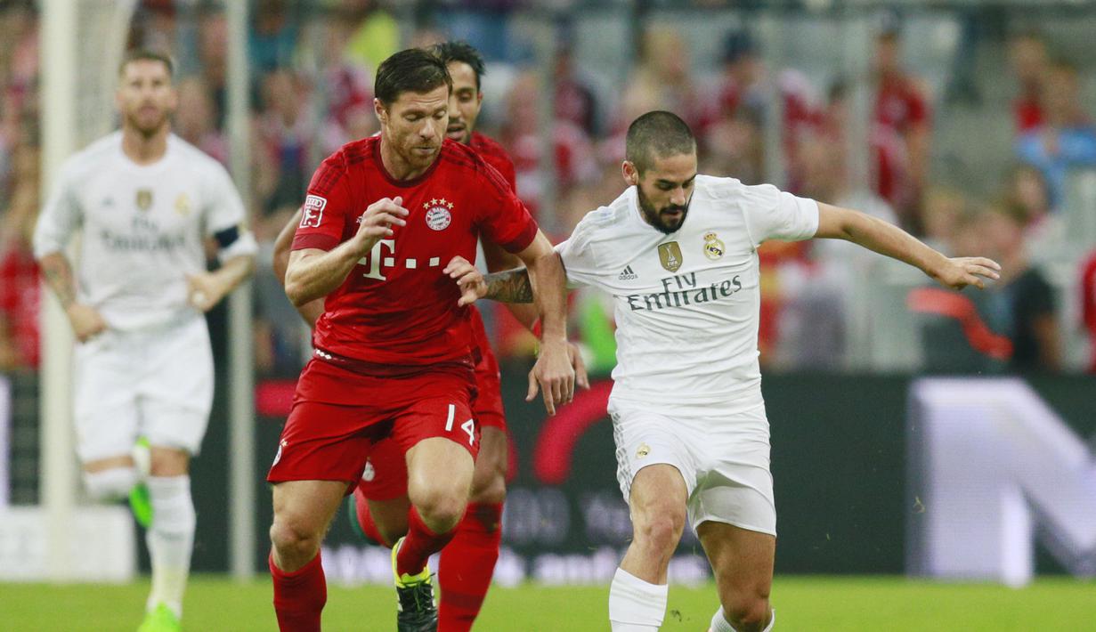 Xabi Alonso (kiri) berebut bola dengan Isco dalam final Audi Cup 2015 yang berlangsung di Stadion Allianz Arena, Munchen, Jerman. Kamis (6/8/2015). (Action Images via Reuters/Jason Cairnduff)