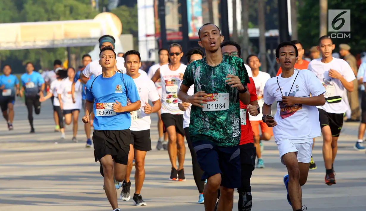 Para peserta Fun Run menyemarakan Asian Games 2018 di Plaza Barat Senayan, Jakarta, Minggu (1/7). Acara Fun Run diikuti 5.000 pelari di Jakarta dan 2.000 orang pelari di Palembang. (Liputan6.com/Johan Tallo)